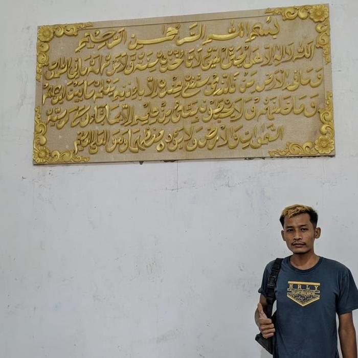 relief batu alam motif kaligrafi