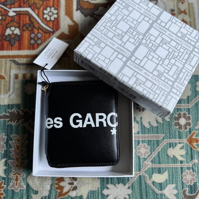 COMME DES GARCON WALLET HUGE LOGO