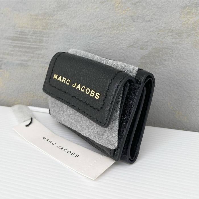 MJ M0016973 The Groove Trifold Mini Trifold Wallet sz 10x7x3 Black