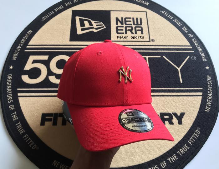 Topi New Era 9Forty New York Yankees CNY Metal Badge Red/Gold Cap