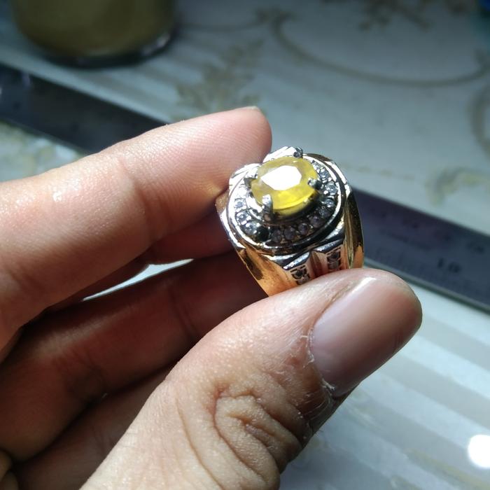 yellow safir ceylon srilanka