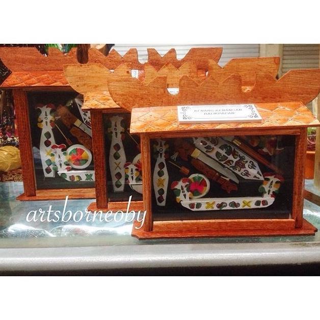 . MINIATUR SOUVENIR DAYAK KALIMANTAN