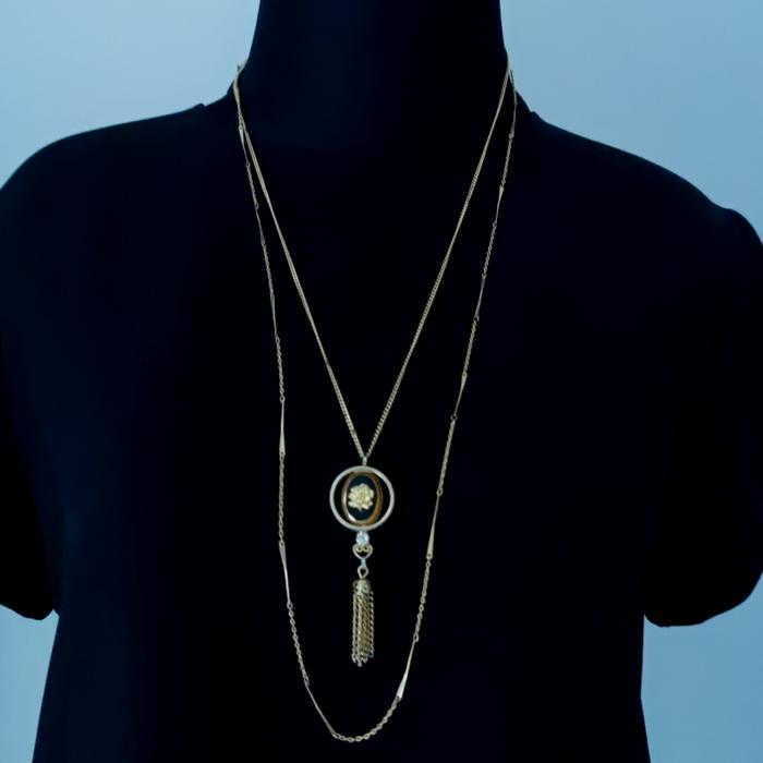 Charming Vintage Celebrity NY Rose Goldtone Necklace Kalung A366