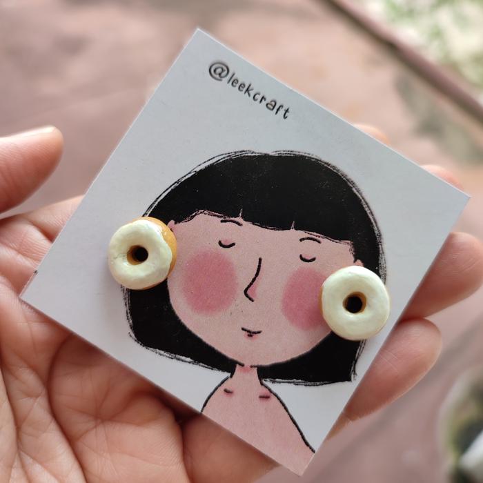 anting clay bentuk donut glaze putih