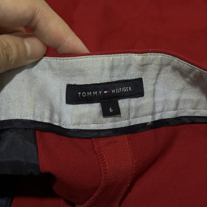 Rok Tommy Hillfiger Merah Ukuran 6