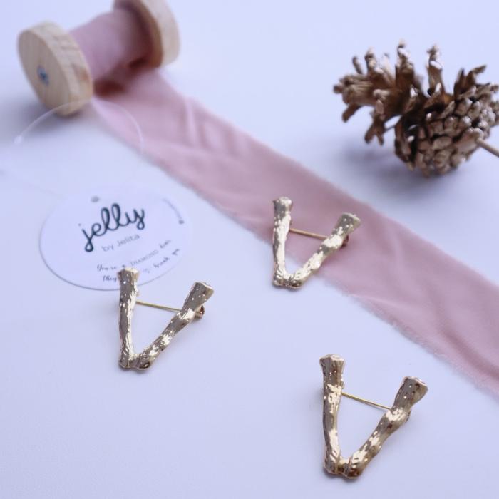 bros alphabet huruf v | jellybyjelita | best offer V rhinestone