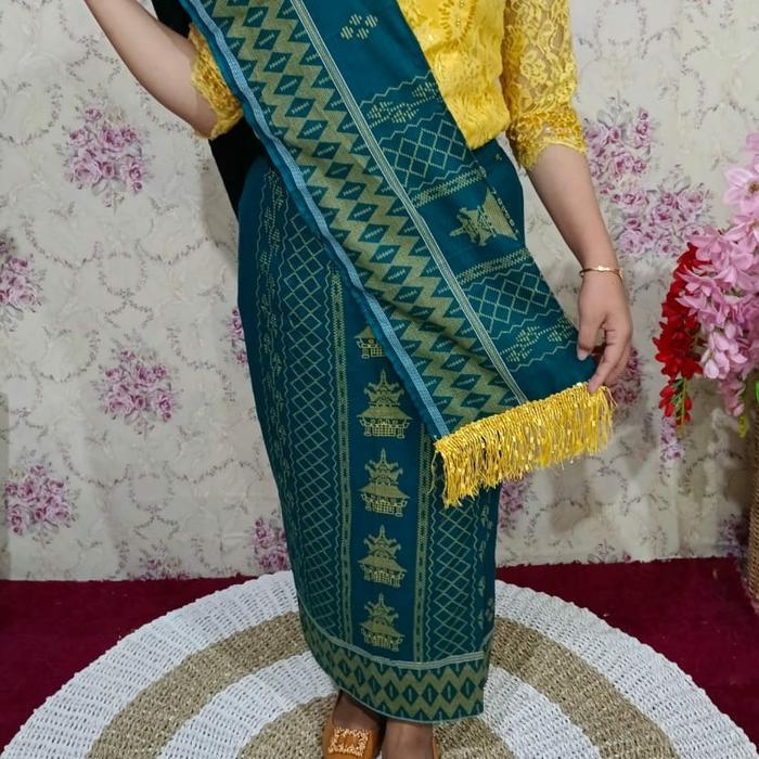 rok dan selendang katun motif rumah adat