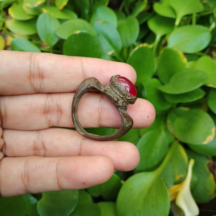 cincin batu mustika warna merah Rubby dengan motif bunga teratai mekar