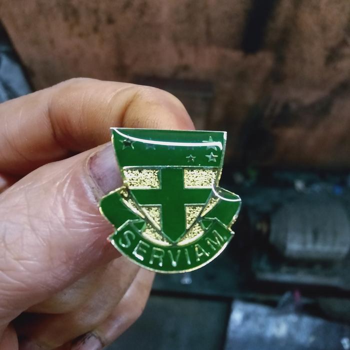 pin serviam custom bahan kuningan 0,6 sepuh emas+ resin