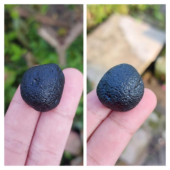 Natural bongkahan batu satam meteor tektite