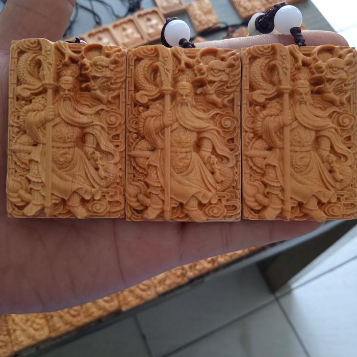 Liontin kayu ukiran dewa Kwankong