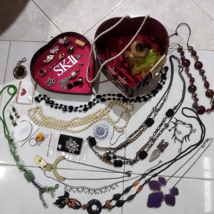 Assorted Accessories jewellery in an SK Box