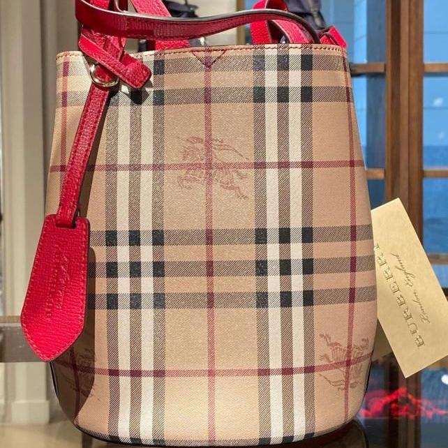 Tas Burberry Haymarket bucket bag