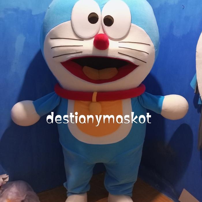 badut doraemon besar