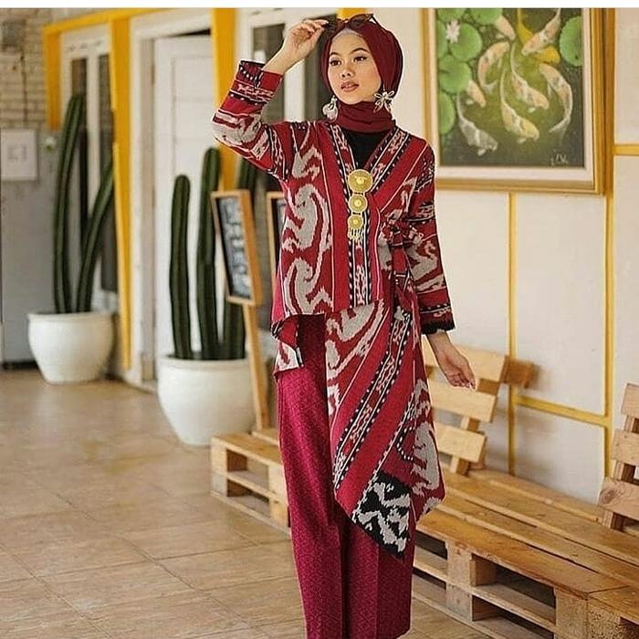 blus tenun motif etnik merah maroon