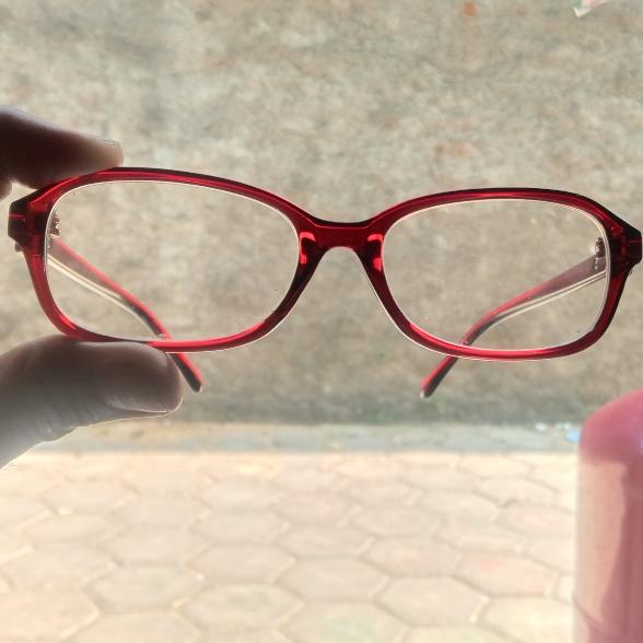 frame kacamata wanita merah