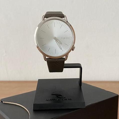 Rip Curl Jam Tangan Super Slim Ladies Leather Watch Silver 40mm Stainless Steel Quartz 50m Waterproo