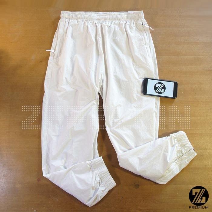 CELANA PANJANG NIKE SPORTSWEAR SOLO SWOOSH WOVEN JOGGER PANTS ORIGINAL