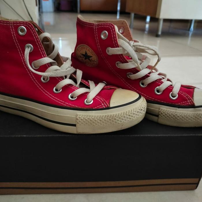 sepatu converse wanita size 35 Insole 22,5 cm warna merah Converse original bekas pakai preloved