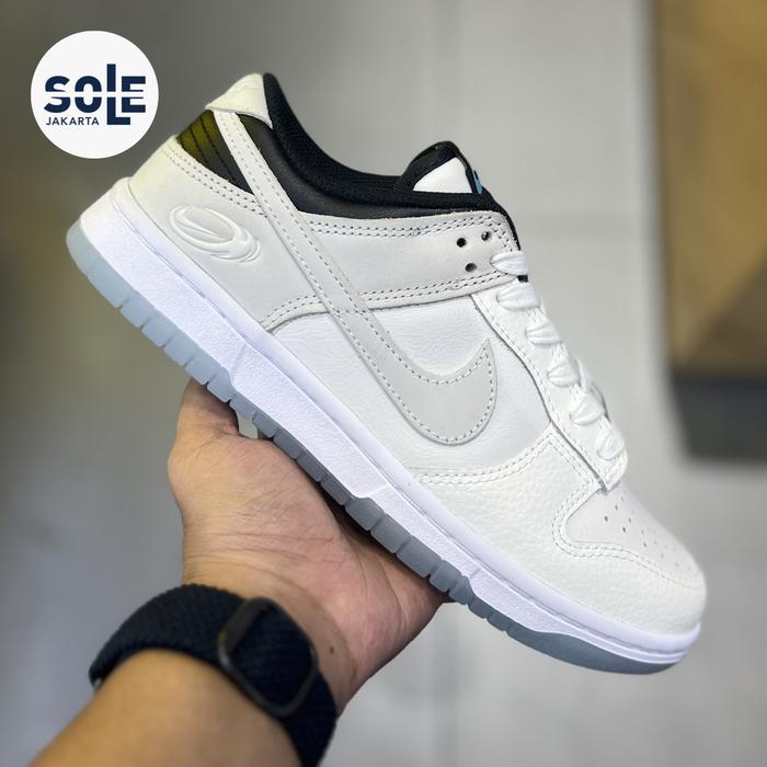Nike Dunk Low SE Wmns Supersonic White Grey