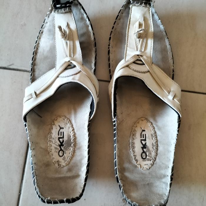 sandal oakley made in Indonesia size 41 besar