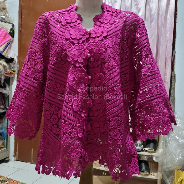 Kebaya merk Pink Boutique / Pink Butik model Bunga Timbul Pink Magenta