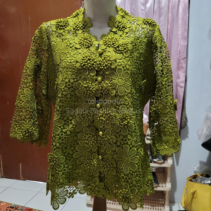 Kebaya merk Pink Boutique / Pink Butik model Bunga Timbul warna Hijau