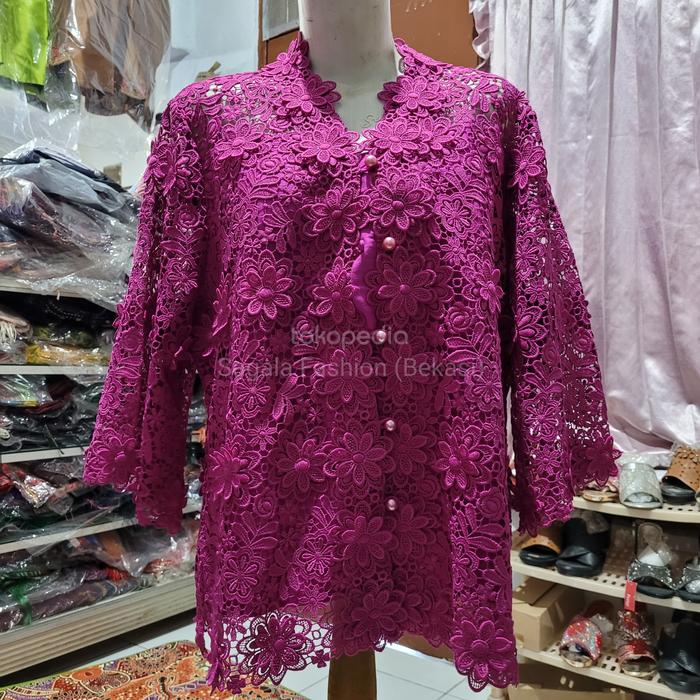 Kebaya merk Pink Boutique / Pink Butik model Bunga Timbul Pink Magent