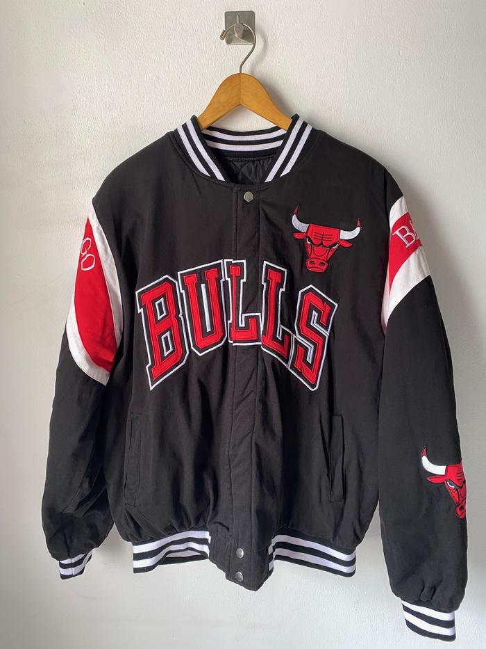 JAKET VARSITY CHICAGO BULLS SIZE L HITAM HEAVYWEIGHT SECOND PRELOVE