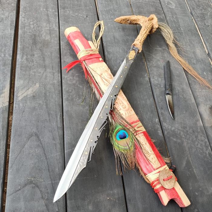 Mandau etnik Dayak Kalimantan