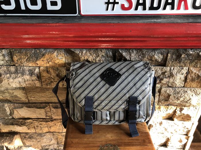Tas selempang Paul frank