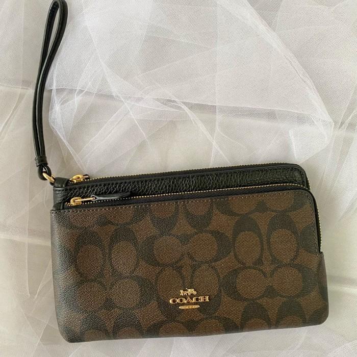 C5576 coach signature double zip wristlet. Warna brown black.