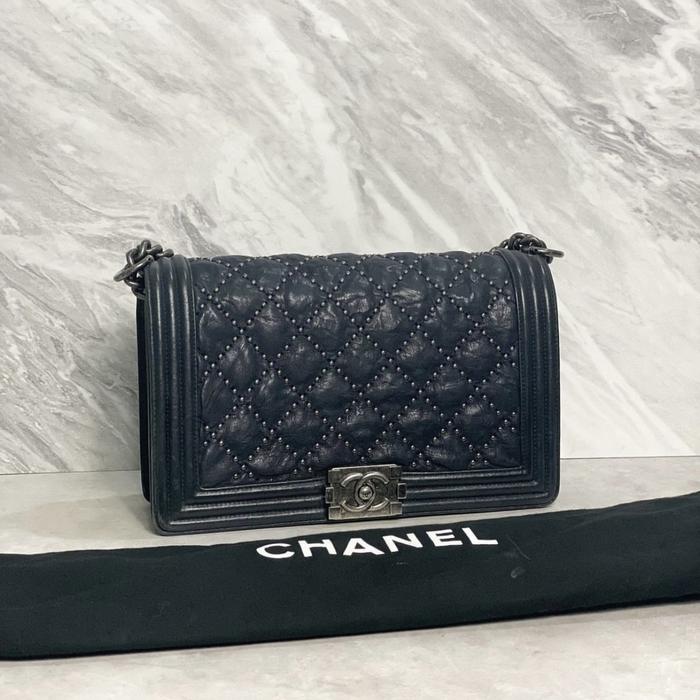 CHANEL Tas Boy Black Studded 28cm Elegan & Berkualitas Tinggi untuk Gaya Hidup Mewah dan Trendi Hita