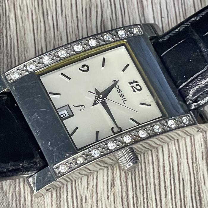 Jam tangan wanita fossil Preloved model kotak terdapat Tanggal.