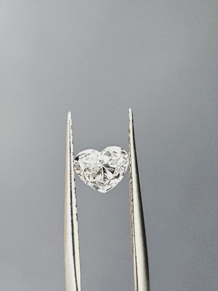 BERLIAN ASLI GIA 0.81 CARAT HEART BRILLIANT E - VVS2