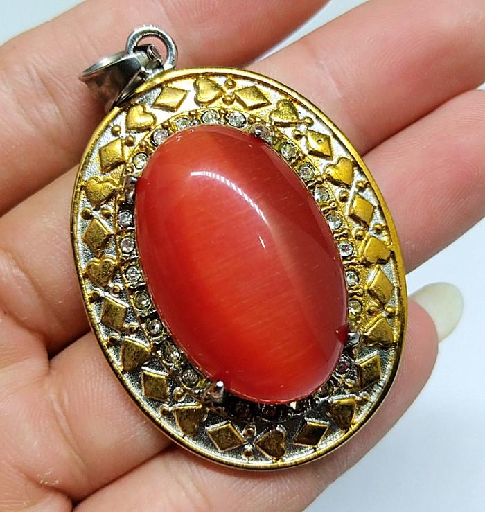 Liontin Batu Mata Kucing Merah