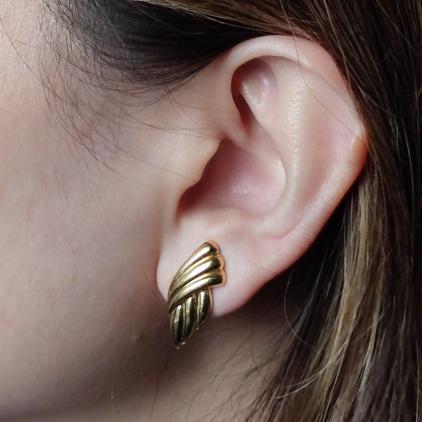 Vintage Monet Ribbed Goldtone Earrings Anting Wanita A547