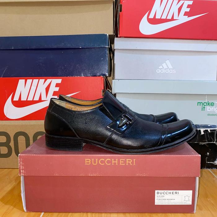 buccheri sepatu pria