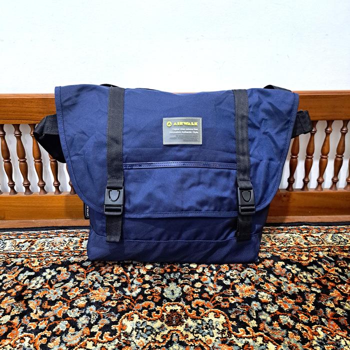 tas selempang airwalk warna biru navy