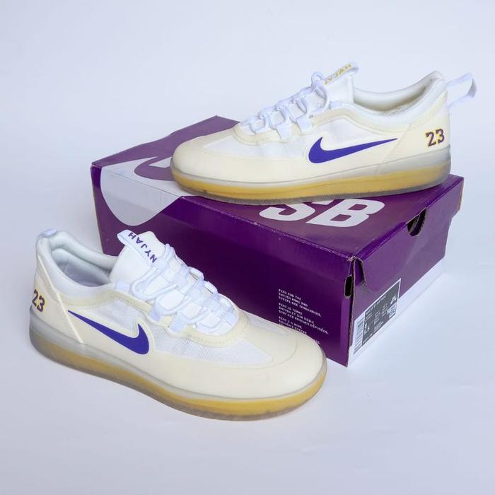 SEPATU NKE SB FREE 2 NYJAH LAKERS WHITE LIGHT GUM