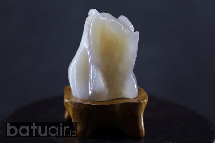 Pajangan Batu Kristal Air dengan Tatakan Kayu Jati; Enhydro Agate