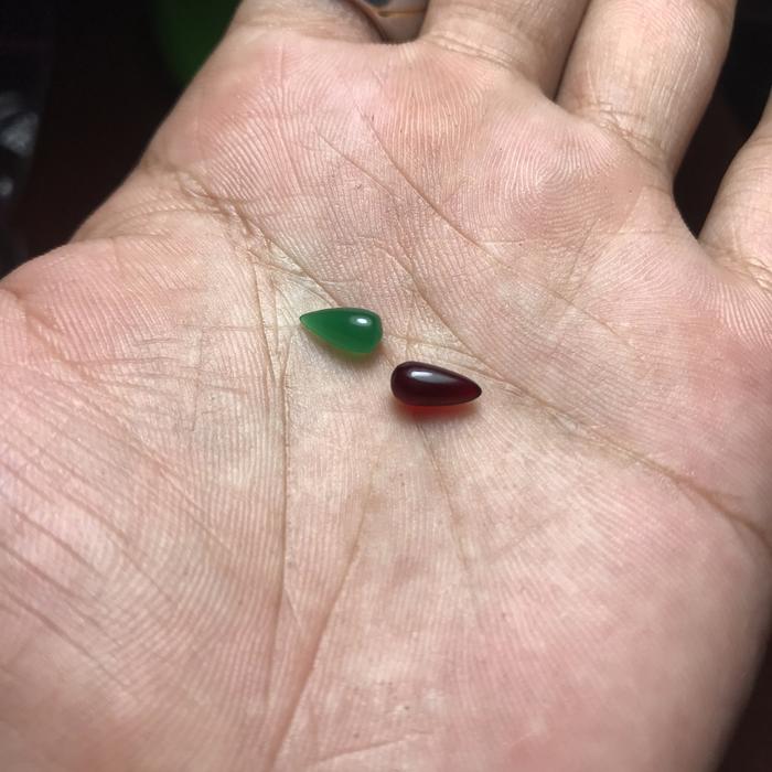 Batu Mustik4 Delima Merah dan Hijau Sepasang Asli Kalimantan