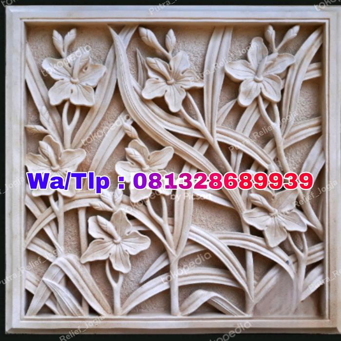 Relief batu motif bunga