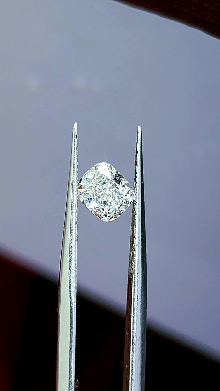BERLIAN ASLI GIA 0.90 CARAT CUSHION MODIFIED BRILLIANT G - VVS2
