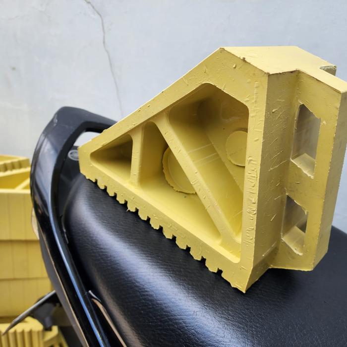 Wheel Chock / Ganjal Ban (1pc) tanpa rantai besi