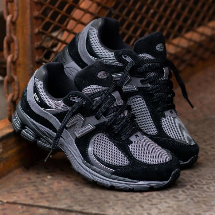 NB 2002R Black Magnet Sneakers