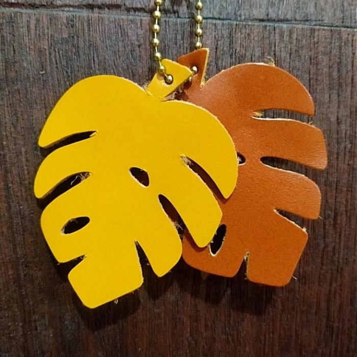 Gantungan Tas atau Kunci Kulit Asli Dobel Daun Monstera Kuning-Coklat