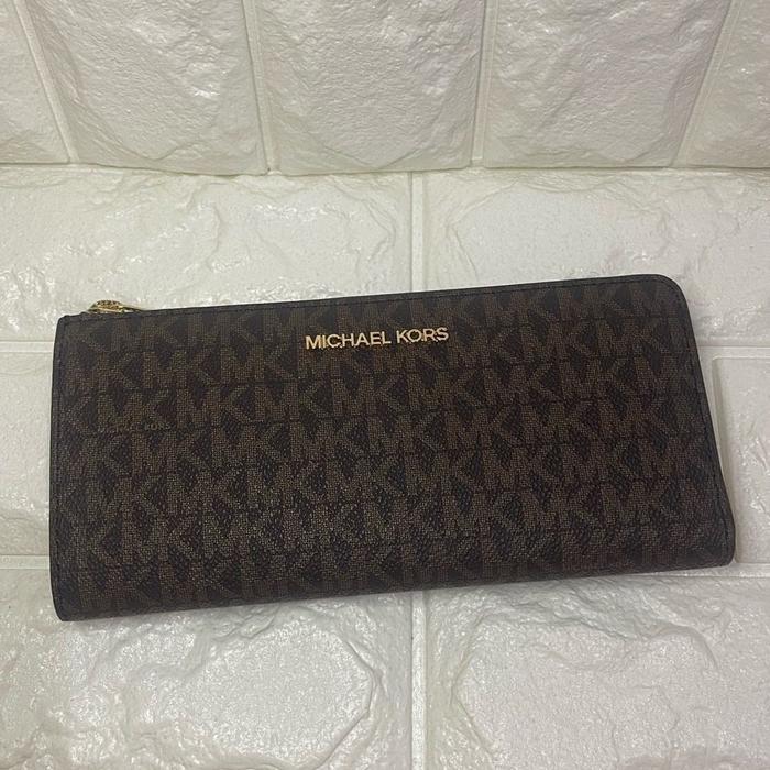 dompet wanita mk large 3 qtr zip wallet brown sj