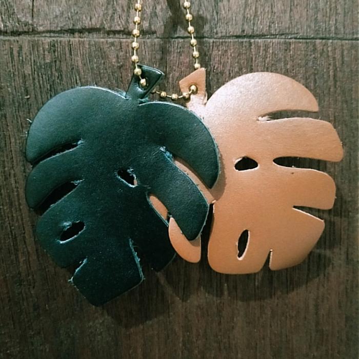 Gantungan Tas atau Kunci Kulit Asli Dobel Daun Monstera Hitam-Coklat