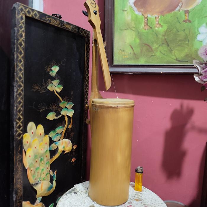 Gitar Bambu Tua Art Vintage Tradisional Kuno lapis kulit sapi T:62cm